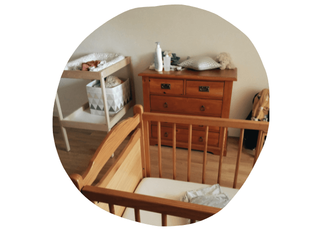 Chambre de bébé avec lit, table à langer et commode