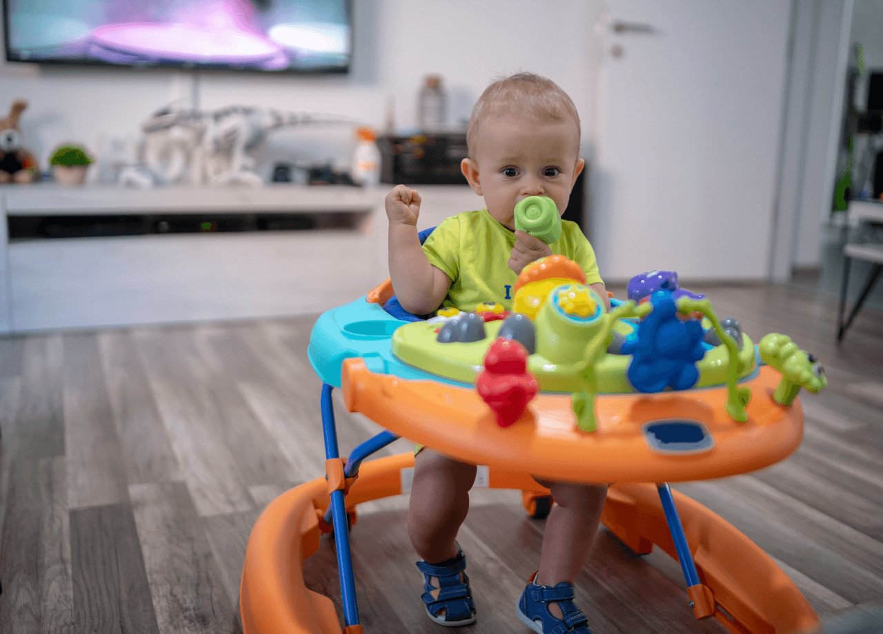 Bébé sur un trotteur ou youpala coloré