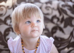 Jeune enfant avec un collier d'ambre autour du cou