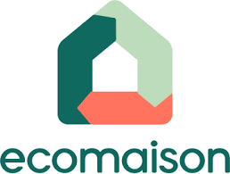 Logo Ecomaison, maison sous forme de flèches, verte foncée, verte claire et rouge pâle, écomaison est écrit en minuscule en vert foncé en-dessous